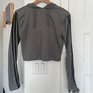Cropped stretchy grey hooded top